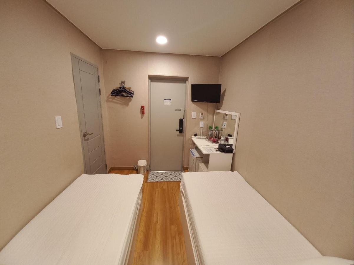 Twin Room Private Bathroom